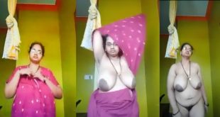 Bhabhi Showing Her Huge Boobs
